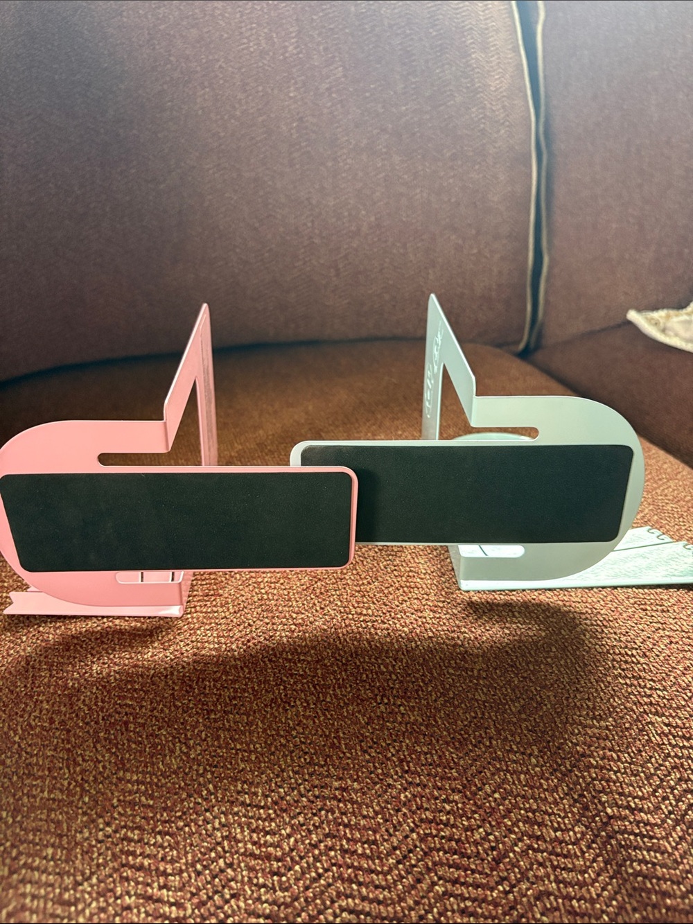 YOTTOY Mo Willems Collection | Elephant & Piggie Set of Durable Metal Bookends - Picture 4 of 7